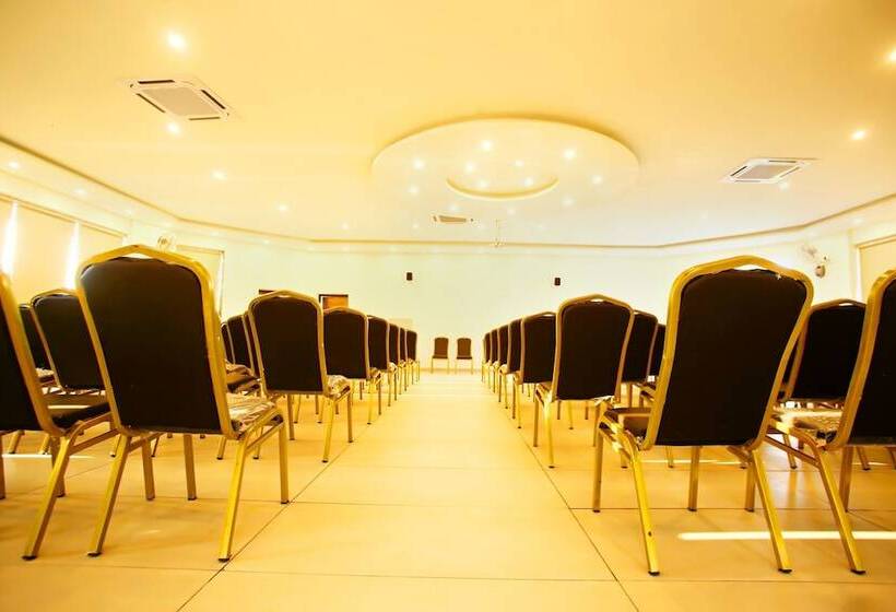 בית מלון כפרי The Corbet Manral Resort & Spa