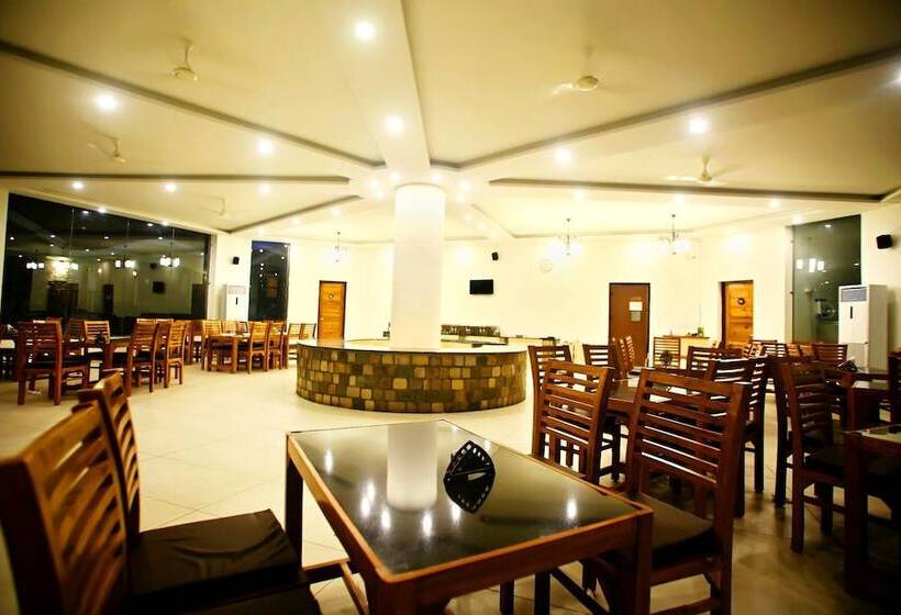 בית מלון כפרי The Corbet Manral Resort & Spa