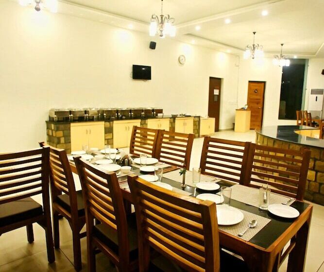 בית מלון כפרי The Corbet Manral Resort & Spa