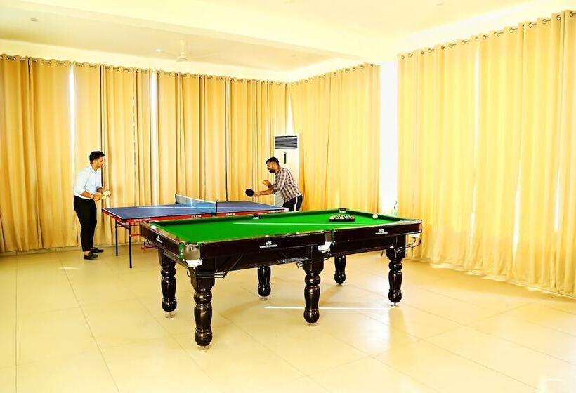 בית מלון כפרי The Corbet Manral Resort & Spa