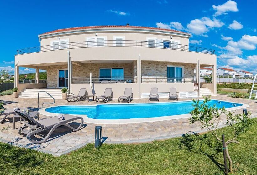 Lovely Villa In Debeljak With Heated Private Pool