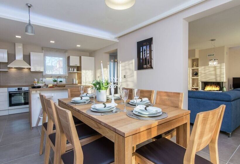 Lovely Villa In Debeljak With Heated Private Pool