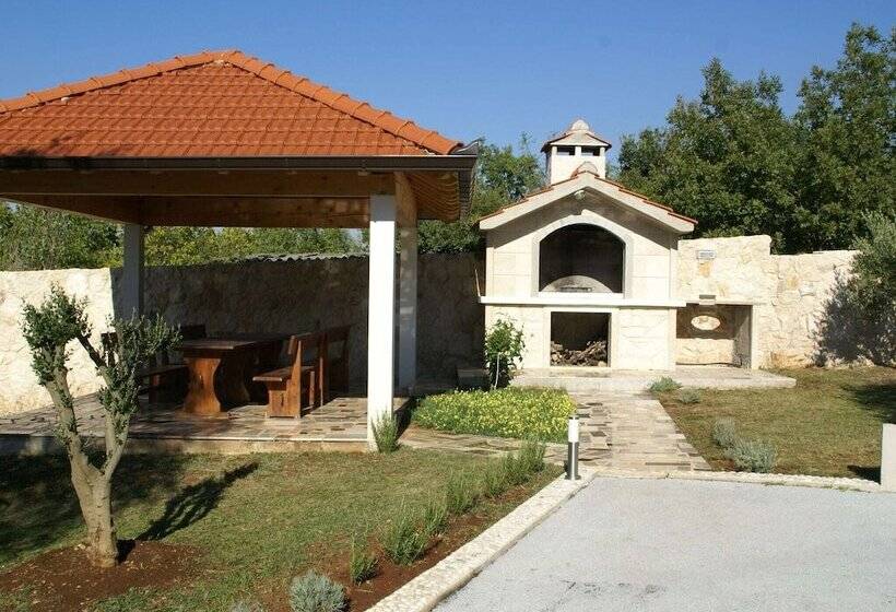 Villa With Private Pool In Trilj Dalmatia
