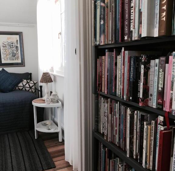 بنسيون Assemblage Boutique Art B & B