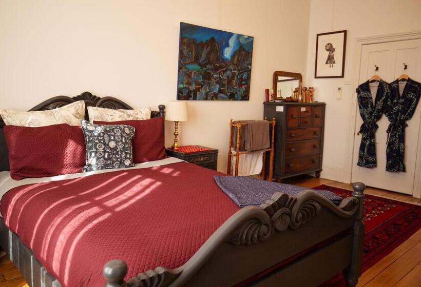 بنسيون Assemblage Boutique Art B & B