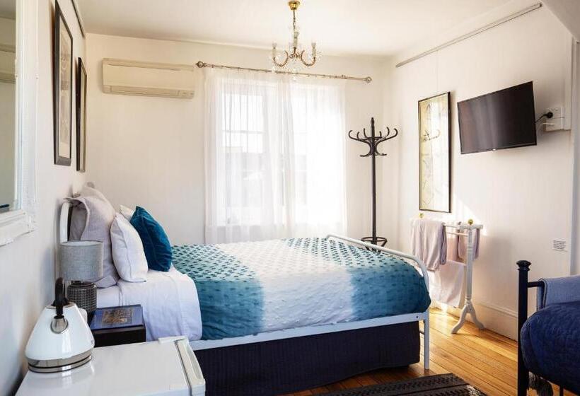 بنسيون Assemblage Boutique Art B & B