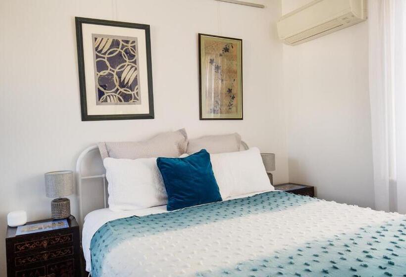 بنسيون Assemblage Boutique Art B & B