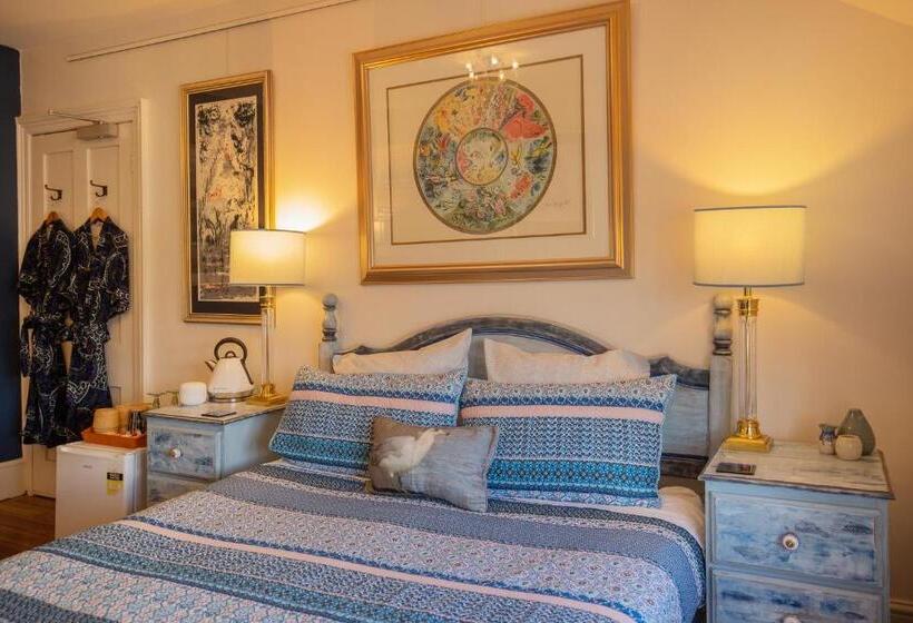 بنسيون Assemblage Boutique Art B & B