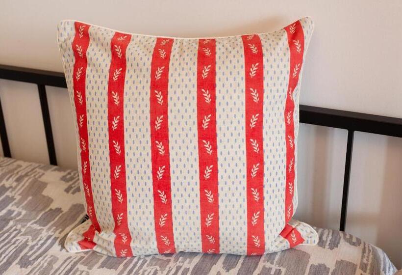 بنسيون Assemblage Boutique Art B & B