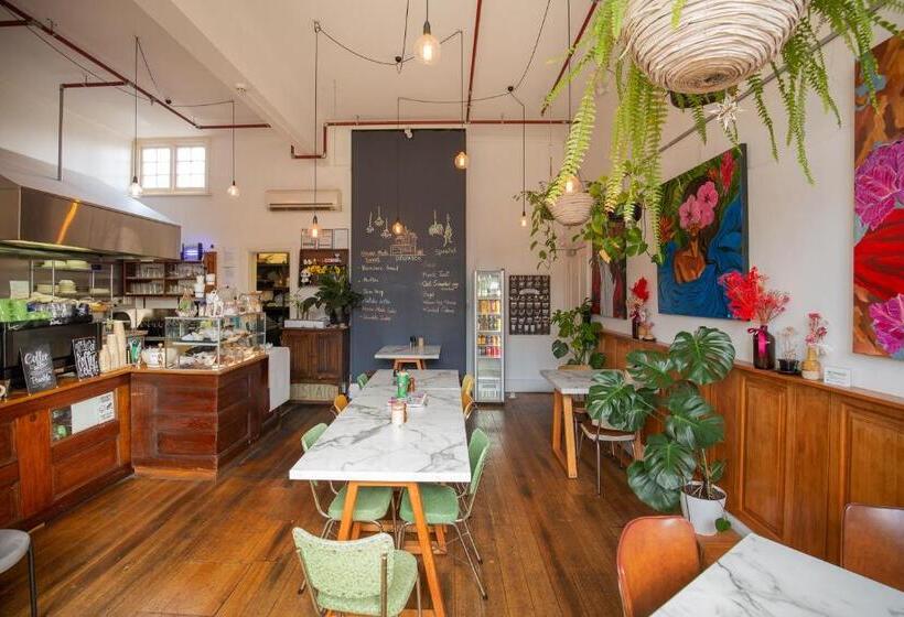 بنسيون Assemblage Boutique Art B & B