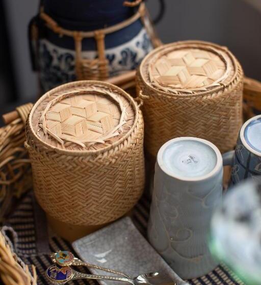 بنسيون Assemblage Boutique Art B & B