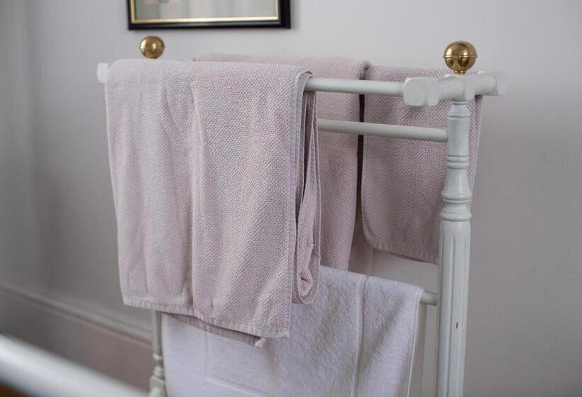 بنسيون Assemblage Boutique Art B & B