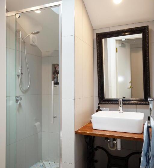 بنسيون Assemblage Boutique Art B & B