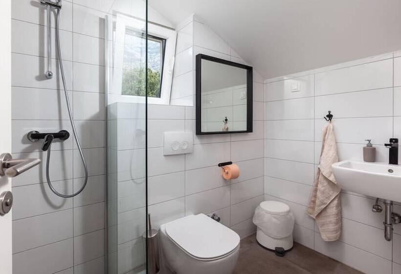 Subtub Hostel Makarska