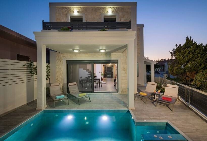 Beautiful Pool Villa For Relaxing Family Holidays