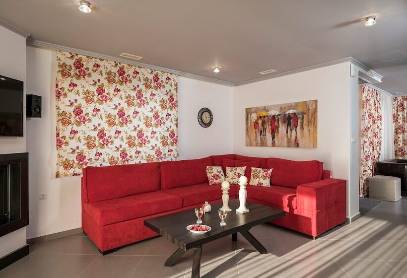 Beautiful Pool Villa For Relaxing Family Holidays