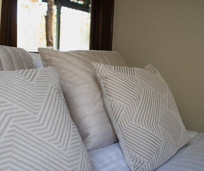 Cottesloe Beach Villa W/large Courtyard  Sleeps 4