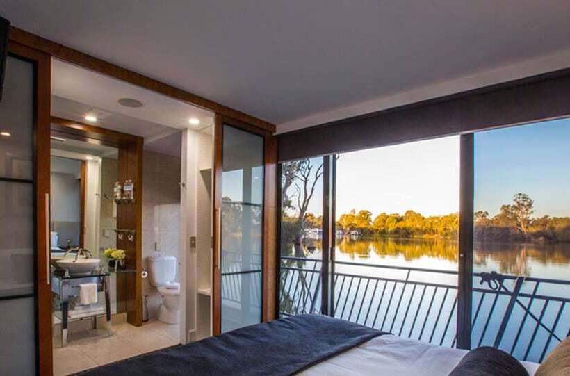 هتل All Seasons Houseboats