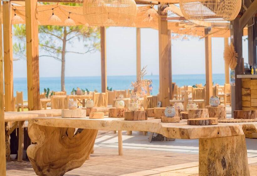 Отель Hôtel San Lucianu