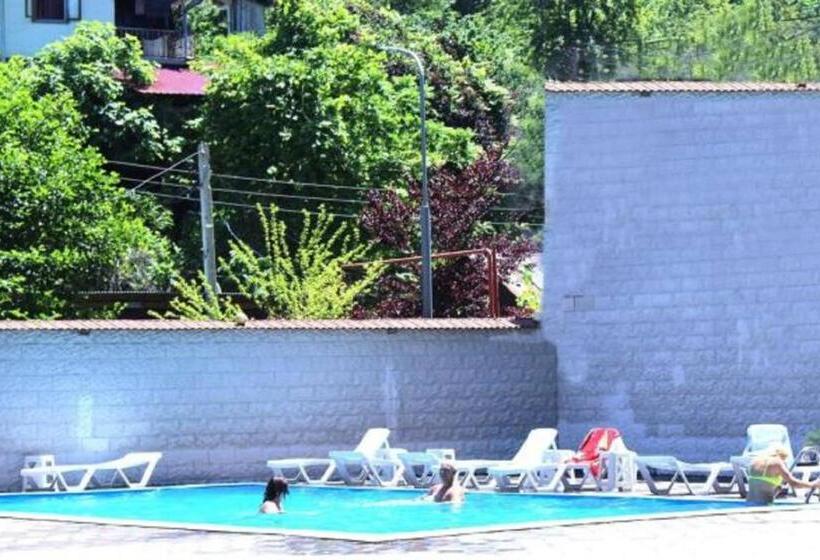 هتل Nine Brothers