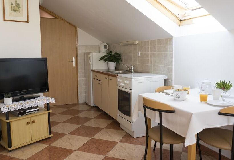 Пансион Apartments And Rooms Katija & Egon