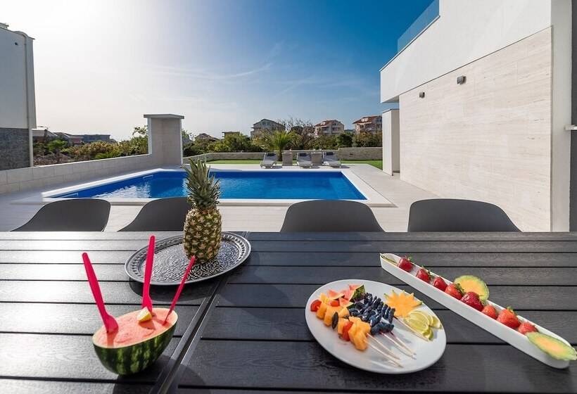 פנסיון Apartments & Rooms Pool Villas Maris