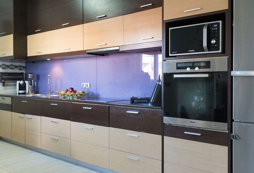 Thomis Beach Family Home Near The Sea