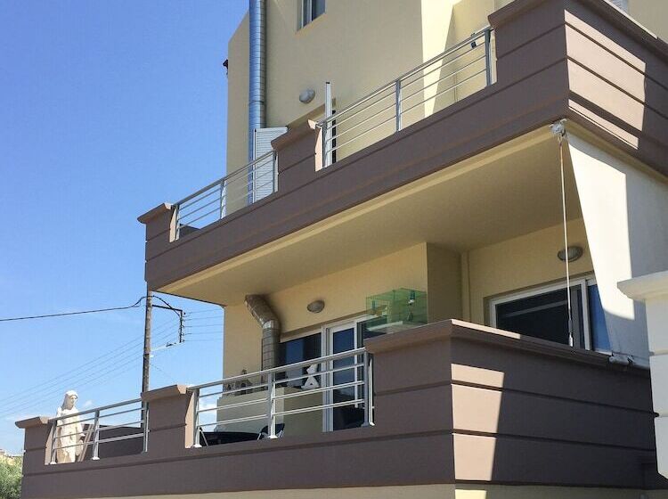 Thomis Beach Family Home Near The Sea