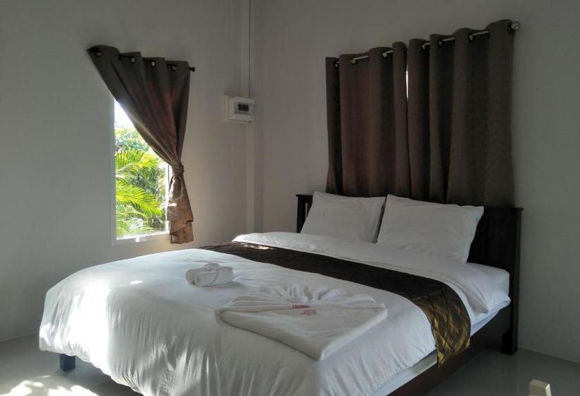 هتل Oyo 767 Pang Chompu Resort