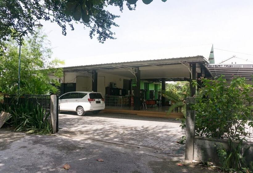 ペンション Reddoorz Syariah @ Garuda Street Sumbawa