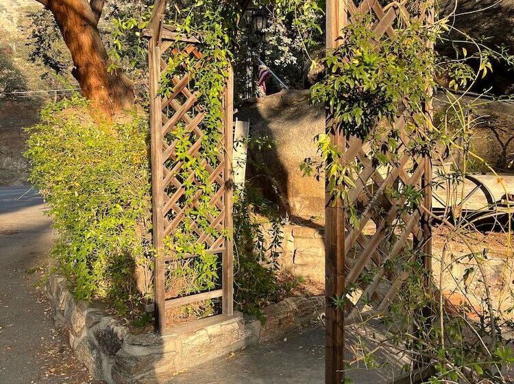 민박 Whispering Pines Lodge