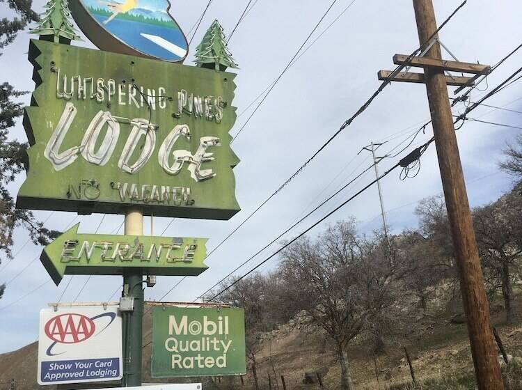 민박 Whispering Pines Lodge