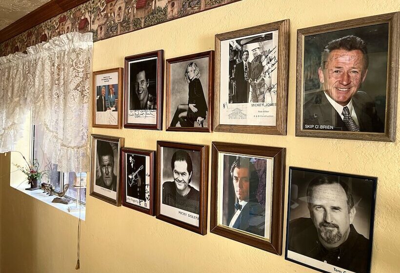 민박 Whispering Pines Lodge