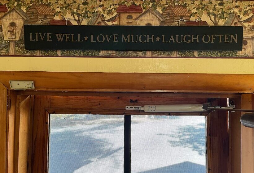 민박 Whispering Pines Lodge