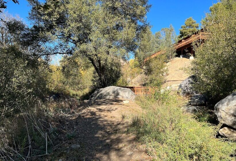 민박 Whispering Pines Lodge