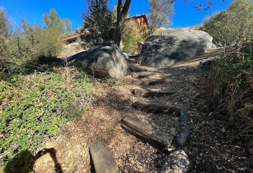 민박 Whispering Pines Lodge