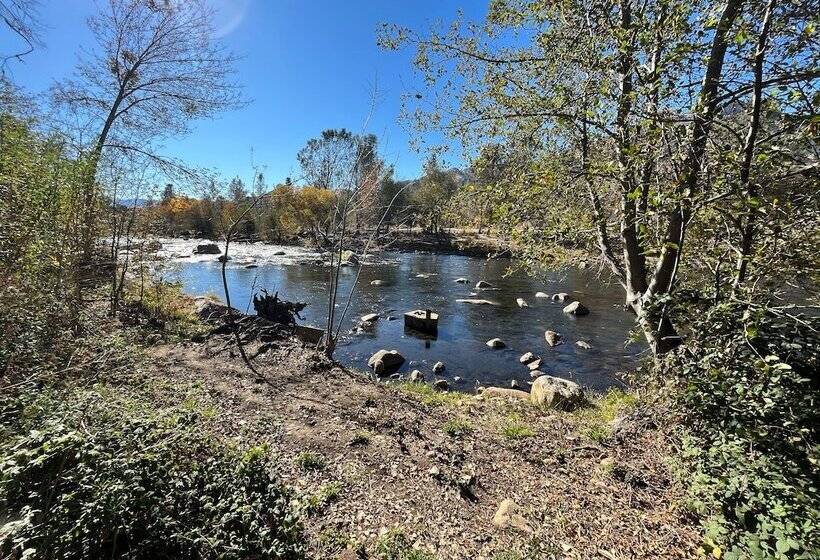 민박 Whispering Pines Lodge