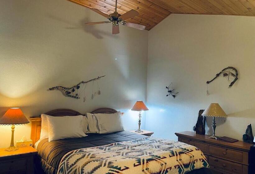 민박 Whispering Pines Lodge