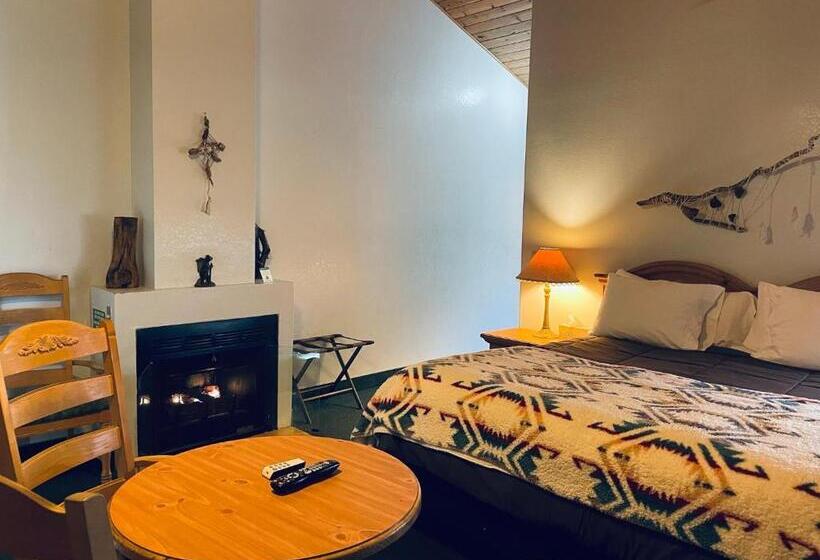 민박 Whispering Pines Lodge