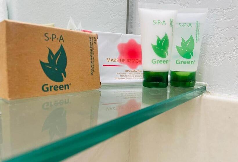 민박 Whispering Pines Lodge