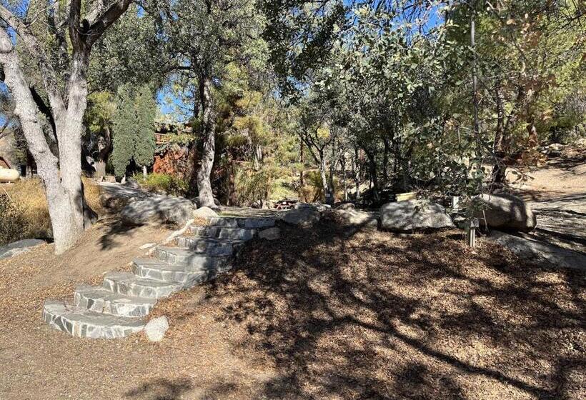 민박 Whispering Pines Lodge