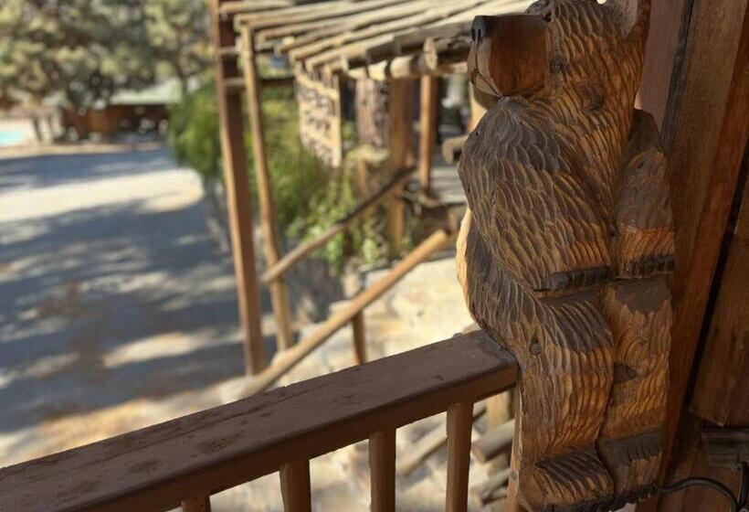 민박 Whispering Pines Lodge