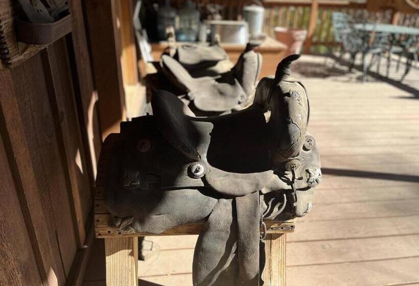 민박 Whispering Pines Lodge