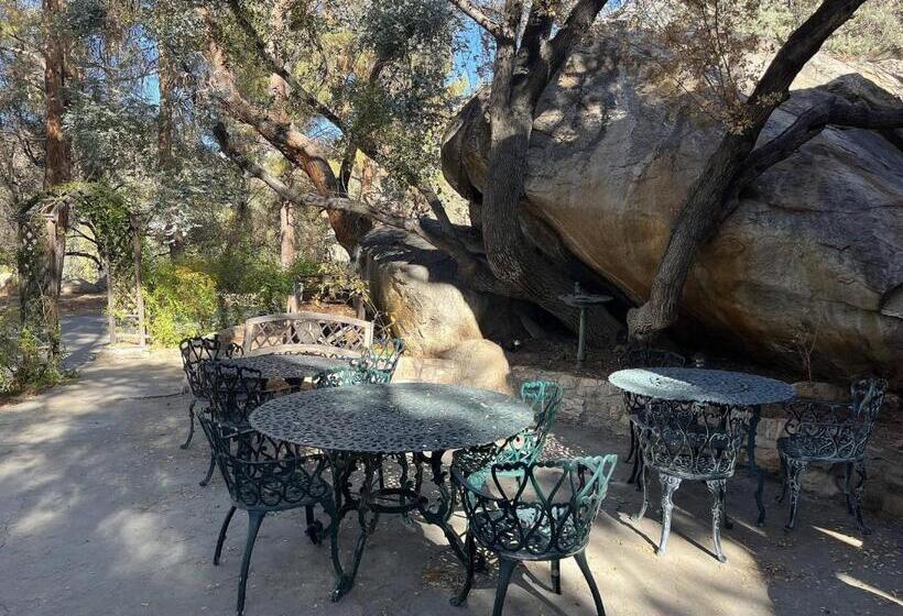 민박 Whispering Pines Lodge