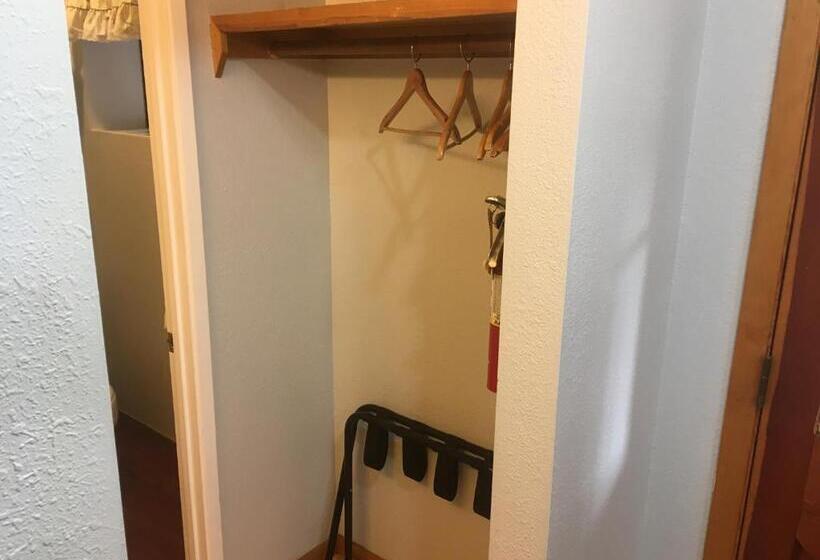 민박 Whispering Pines Lodge