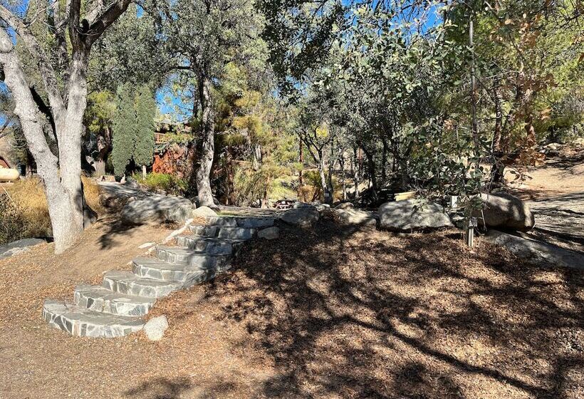 민박 Whispering Pines Lodge