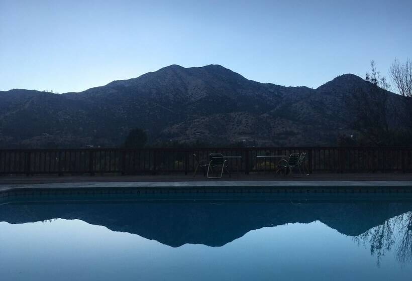 민박 Whispering Pines Lodge