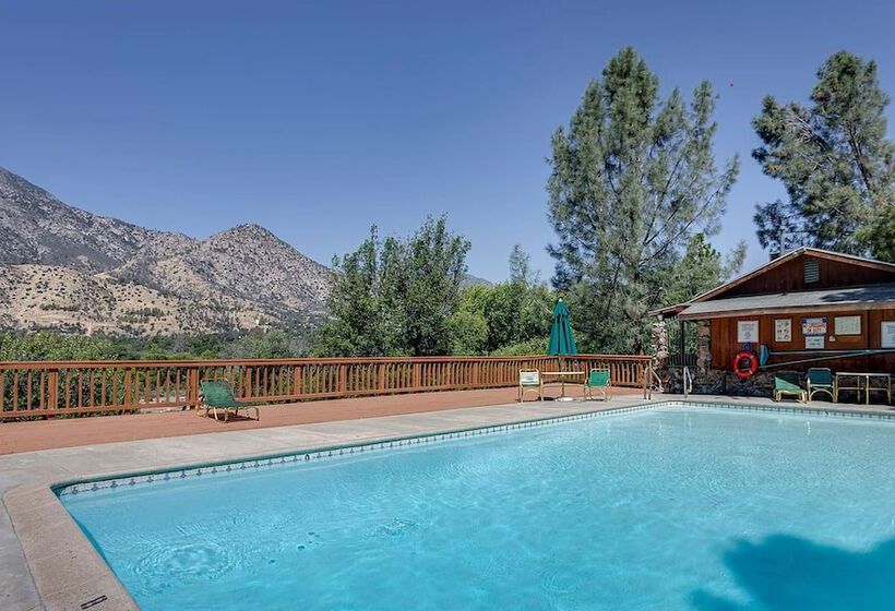 민박 Whispering Pines Lodge