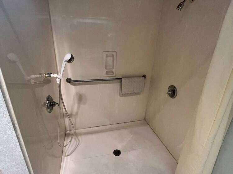 민박 Whispering Pines Lodge