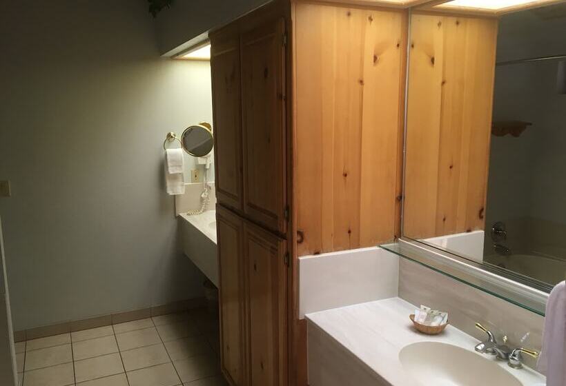 민박 Whispering Pines Lodge